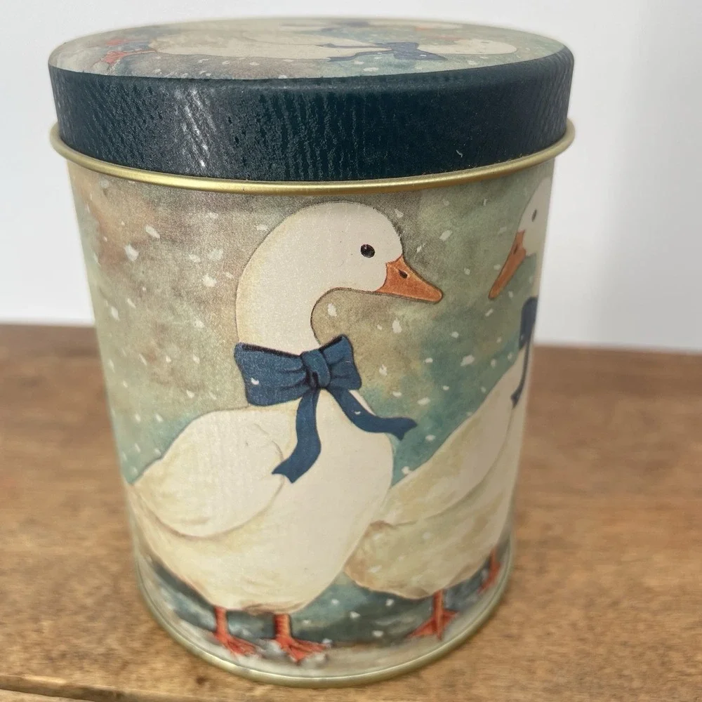 VTG 80s Country Winter Geese Round Covered Tin Blue Taiwan ROC 4